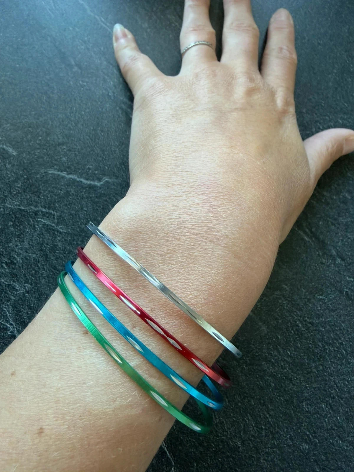 Lot 4 bracelets femme/ ado fantaisie  diam 7cm